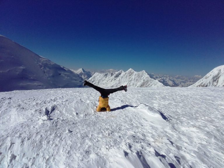 Kopfüber auf knapp 6300m am Pik Razdelna