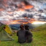 Mit Hund den Sonnenuntergang genießen auf der Via Alpina Schweiz