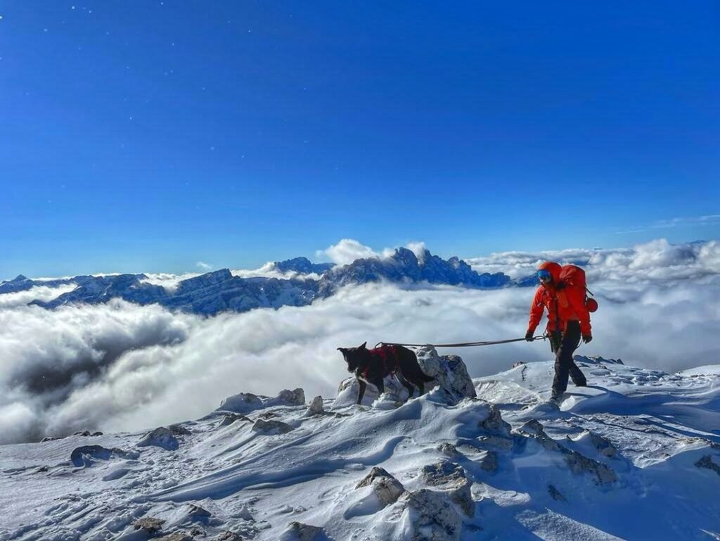 Im Gehgelände zum Gipfel des Peitlerkofel mit Hund