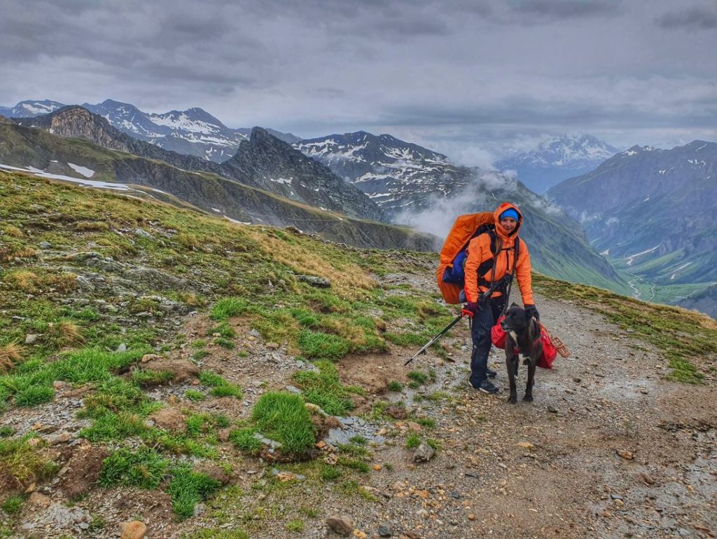 Regen und Nebel auf der Tour du Mont Blanc mit Hund