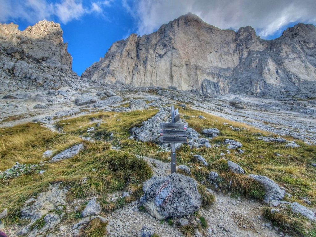 Die mächtige Rotwand - der Klettersteig verläuft am linken Grat