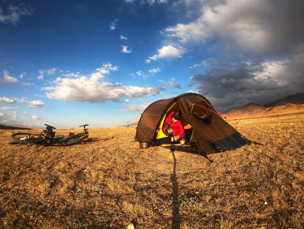 Abendliche Ruhe am Zelt auf Radreise in Kirgistan
