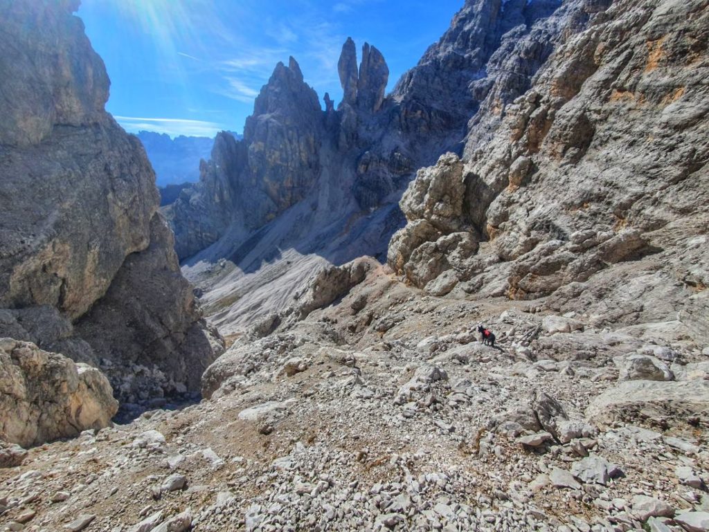 Blick den alten Weg hinab, der Klettersteig verläuft rechts in den Felsen