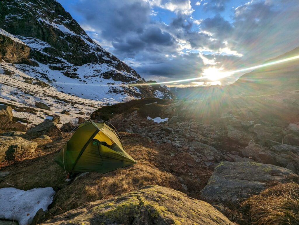 Finding home and peace - Trekking mit Hund im Val Grande, nahe einer Alpe