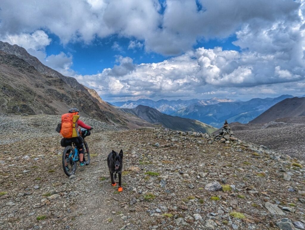 Bikepacking mit Hund in der Schweiz