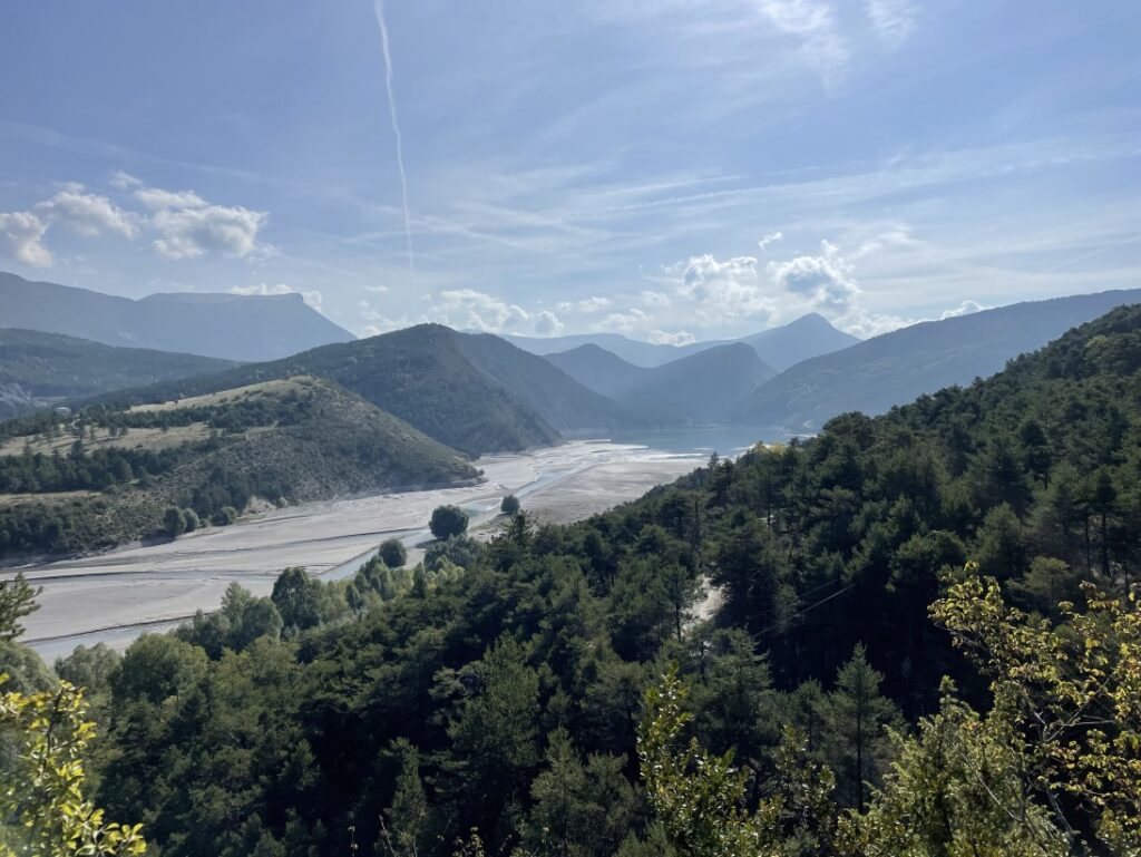 Berg- und Flusslandschaft