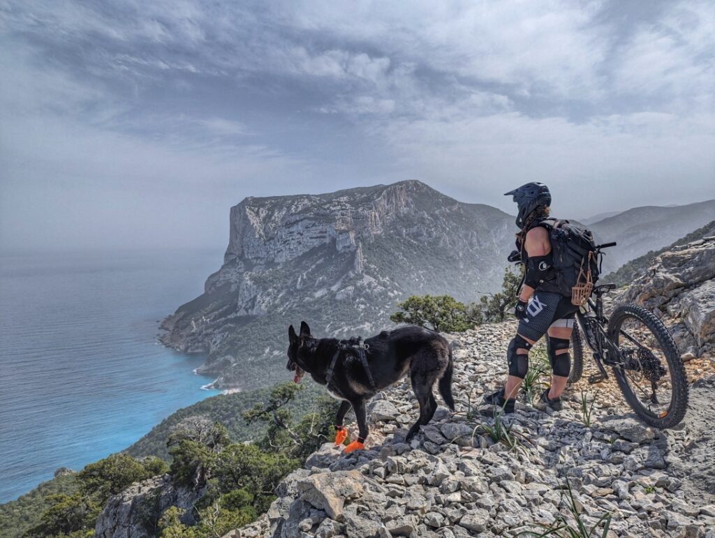 Mountainbiken mit Hund auf Sardinien