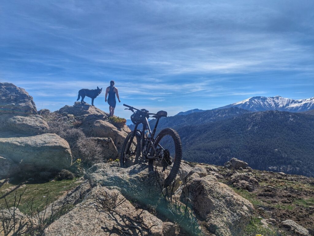 Mountainbiken mit Hund auf Korsika