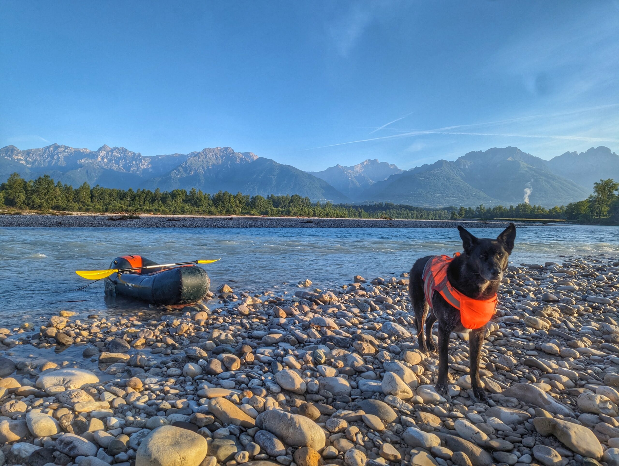 Paddeln mit Hund: Packrafting Piave